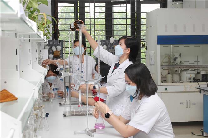 Các nhà khoa học nữ thuộc Bộ môn Hóa dược, Khoa Công nghệ Hóa dược, Trường Đại học Dược Hà Nội trong phòng thí nghiệm. Ảnh: Phương Hoa - TTXVN