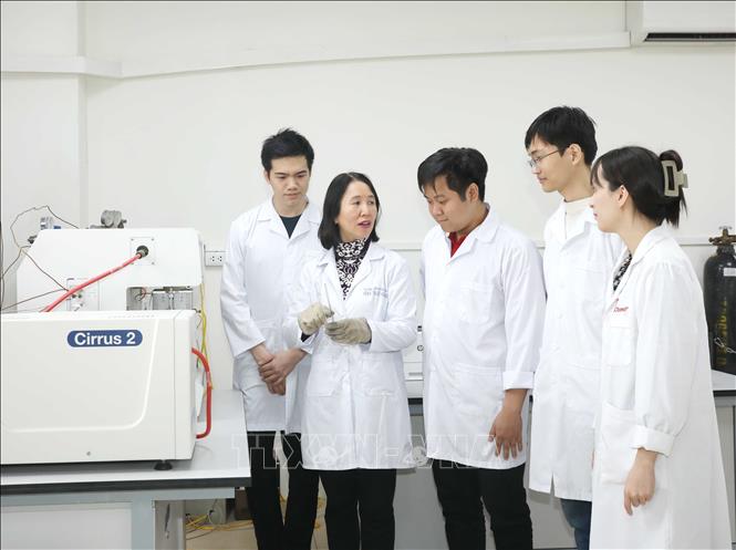 GS, TS Lê Minh Thắng hướng dẫn sinh viên trong phòng thí nghiệm. Ảnh: Phương Hoa - TTXVN