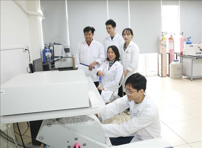 GS, TS Lê Minh Thắng hướng dẫn sinh viên trong phòng thí nghiệm. Ảnh: Phương Hoa - TTXVN