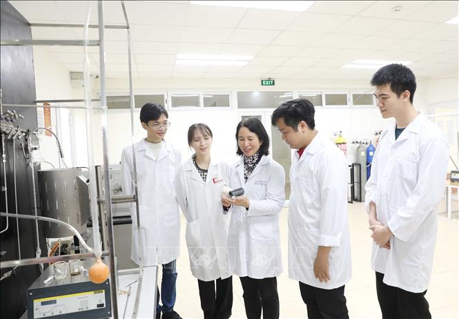 GS, TS Lê Minh Thắng hướng dẫn sinh viên trong phòng thí nghiệm. Ảnh: Phương Hoa - TTXVN