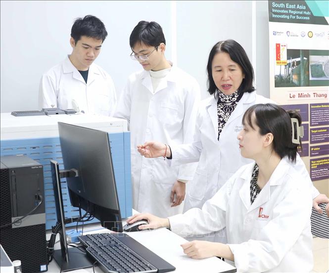 Giáo sư - Tiến sĩ Lê Minh Thắng hướng dẫn sinh viên trong phòng thí nghiệm. Ảnh: Phương Hoa - TTXVN