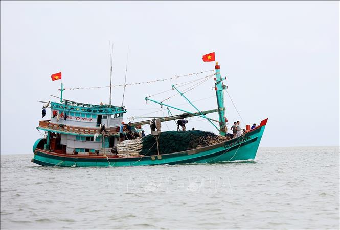 Cờ Tổ quốc tung bay trên tàu đánh bắt xa bờ vùng biển Cà Mau. Ảnh: Hồng Đạt - TTXVN
