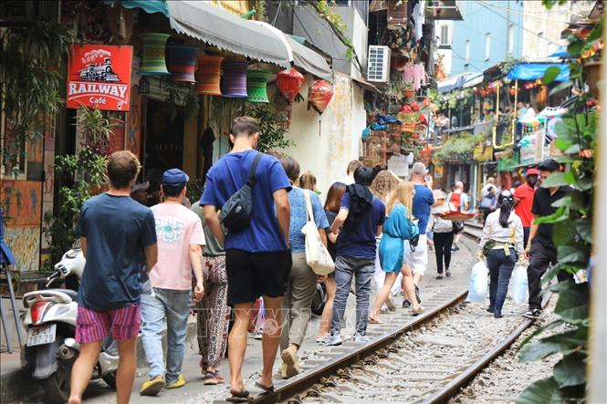 Mặc dù có biển cảnh báo nhưng vẫn xảy ra tình trạng quá tải vào mỗi dịp cuối tuần (ảnh chụp chiều 4/3). Ảnh: Tuấn Anh - TTXVN