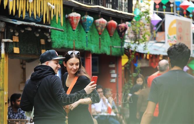 Du khách nước ngoài thích thú ghi lại những bức ảnh kỷ niệm ngay trên đường tàu (ảnh chụp chiều 4/3). Ảnh: Tuấn Anh - TTXVN