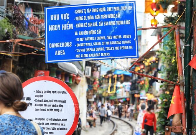 Mặc dù có biển cảnh báo nhưng vẫn xảy ra tình trạng quá tải vào mỗi dịp cuối tuần (ảnh chụp chiều 4/3). Ảnh: Tuấn Anh - TTXVN