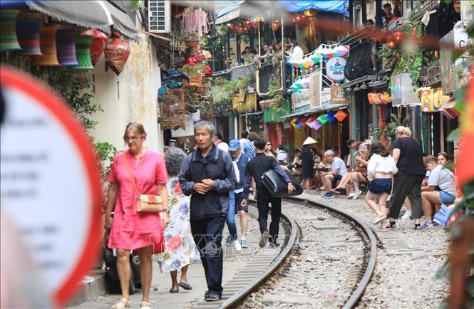 Phố cafe đường tàu đông đúc mỗi dịp cuối tuần (ảnh chụp chiều 4/3). Ảnh: Tuấn Anh - TTXVN