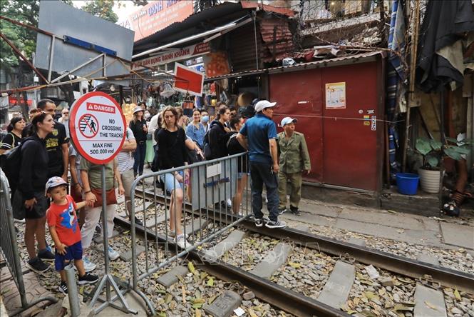 Mặc dù có biển cảnh báo nhưng vẫn xảy ra tình trạng quá tải vào mỗi dịp cuối tuần. Lực lượng chức năng không rõ ở đâu, làm gì những lúc này? (ảnh chụp chiều 4/3). Ảnh: Tuấn Anh - TTXVN