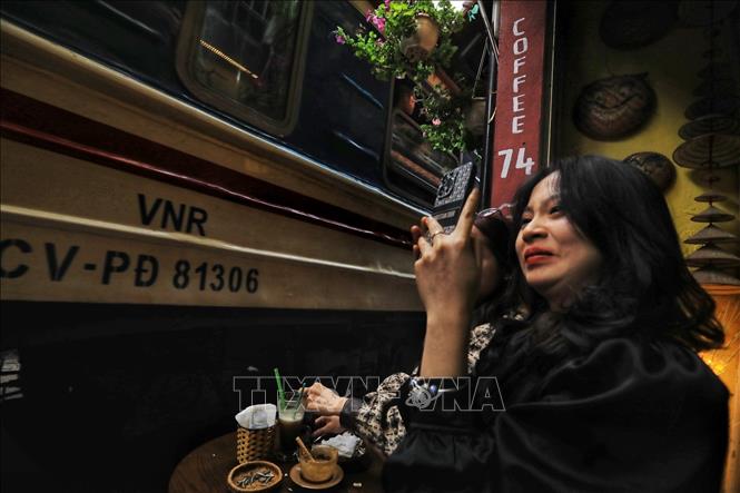 Một du khách ghi lại bức hình khi tàu chạy ngay sát mình (ảnh chụp chiều 4/3). Ảnh: Tuấn Anh - TTXVN