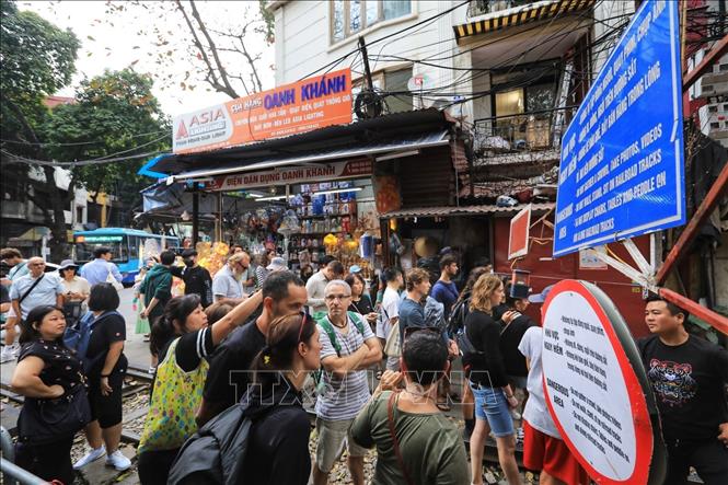 Mặc dù có biển cảnh báo nhưng vẫn xảy ra tình trạng quá tải vào mỗi dịp cuối tuần (ảnh chụp chiều 4/3). Ảnh: Tuấn Anh - TTXVN