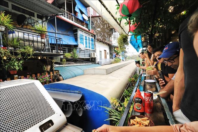 Du khách trải nghiệm cảm giác mạnh mỗi khi tàu chạy qua (ảnh chụp chiều 4/3). Ảnh: Tuấn Anh - TTXVN