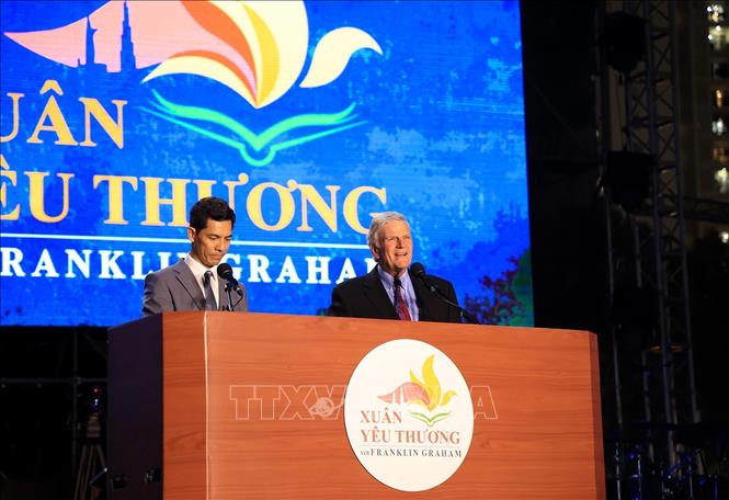  Mục sư Franklin Graham, Chủ tịch Hiệp hội truyền giáo Billy Graham, Chủ tịch Tổ chức Cứu trợ, truyền giáo Cơ Đốc quốc tế Samaritan’ Purse, tại Lễ hội truyền giảng Xuân yêu thương. Ảnh: Hồng Đạt/TTXVN
