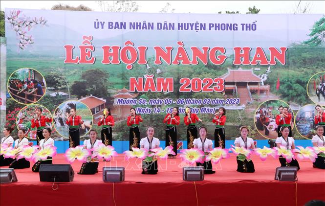 Một tiết mục văn nghệ khai mạc Lễ hội Nàng Han ở Phong Thổ. Ảnh: Nguyễn Oanh -TTXVN.
