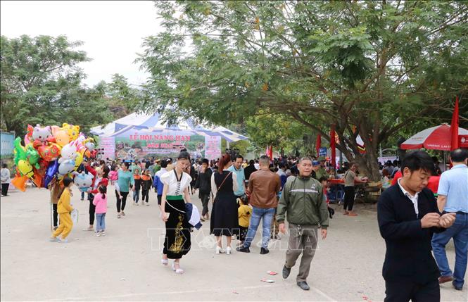 Đông đảo người dân và du khách tham gia lễ hội Nàng Han. Ảnh: Nguyễn Oanh-TTXVN.
