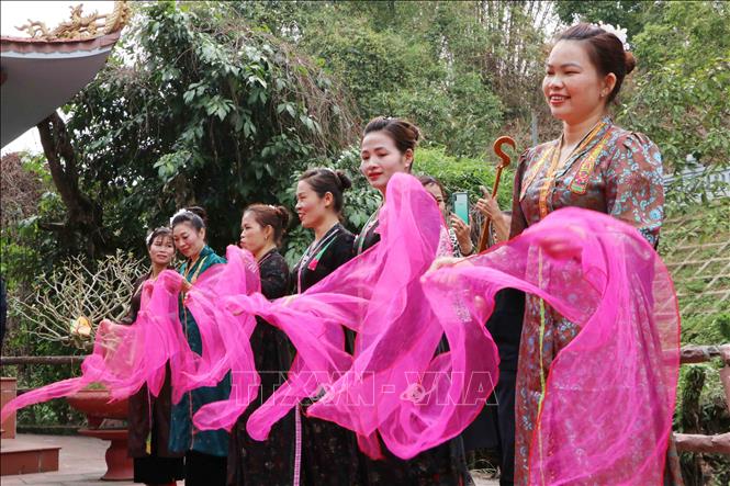 Một điệu múa trong khi làm lễ tại đền thờ Nàng Han. Ảnh: Nguyễn Oanh-TTXVN.