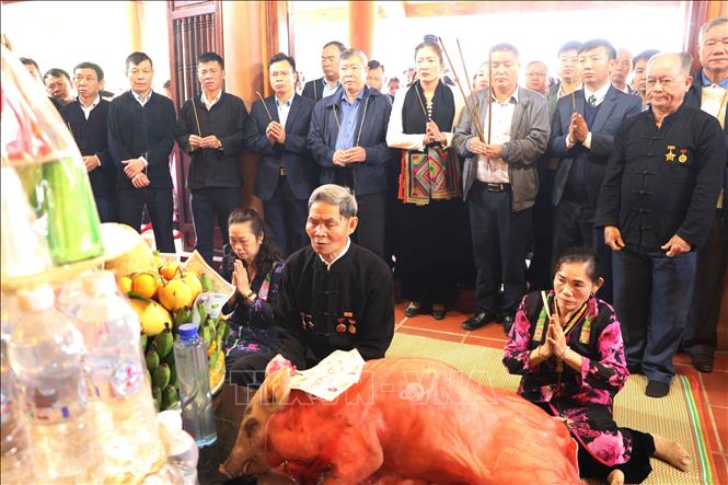 Làm lễ tại đền thờ Nàng Han ở bản Tây An, xã Mường So, huyện Phong Thổ. Ảnh: Nguyễn Oanh-TTXVN.
