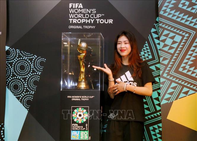 Cầu thủ Thanh Nhã bên chiếc Cúp vô địch bóng đá nữ thế giới. Ảnh: Tuấn Đức - TTXVN