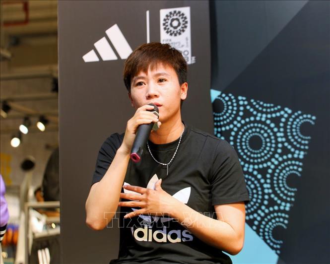 Cầu thủ Tuyết Dung giao lưu cùng người hâm mộ tại buổi lễ. Ảnh: Tuấn Đức - TTXVN