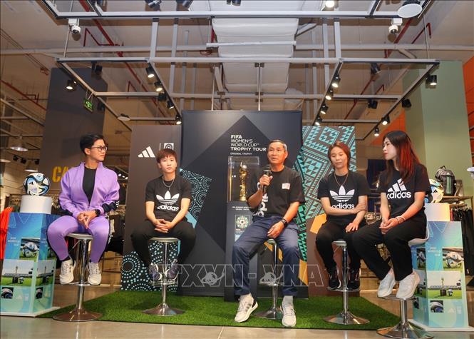 Huấn luyện viên Mai Đức Chung cùng các cầu thủ bóng đá nữ Việt Nam giao lưu tại buổi lễ. Ảnh: Tuấn Đức - TTXVN