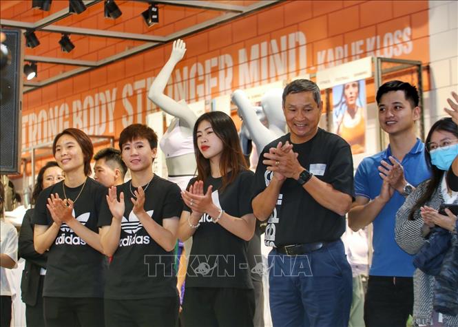 Huấn luyện viên Mai Đức Chung cùng các cầu thủ bóng đá nữ Việt Nam tại buổi lễ. Ảnh: Tuấn Đức - TTXVN