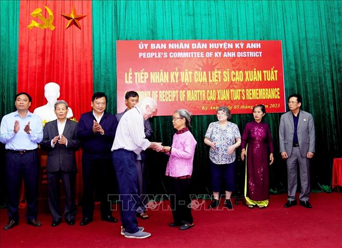 Trong ảnh: Cựu binh Mỹ Peter Mathews trao lại cuốn cuốn nhật ký của Liệt sỹ Cao Xuân Tuất cho thân nhân liệt sỹ. Ảnh: Phan Quân - TTXVN