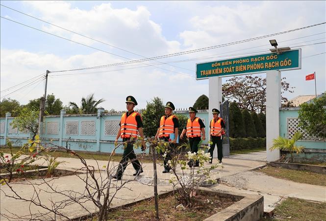 Trong ảnh: Cán bộ Trạm kiểm soán Biên phòng Rạch Gốc, Đồn Biên phòng Rạch Gốc (huyện Ngọc Hiển, tỉnh Cà Mau) ra quân tuần tra trên biển.
Ảnh: Hồng Đạt - TTXVN
