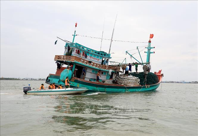 Trong ảnh: Cán bộ Trạm kiểm soán Biên phòng Sông Đốc, Đồn Biên phòng Sông Đốc (huyện Trần Văn Thời) tuần tra, kiểm soát tàu cá trên vùng biển Cà Mau. Ảnh: Hồng Đạt - TTXVN
