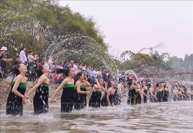 Phong Tho District's People's Committee recreats the traditional Ap Ho Chieng Festival (also known as the New Year Shampoo Festival) of the White Thai people in Khong Lao Commune. VNA Photo: Văn Oanh