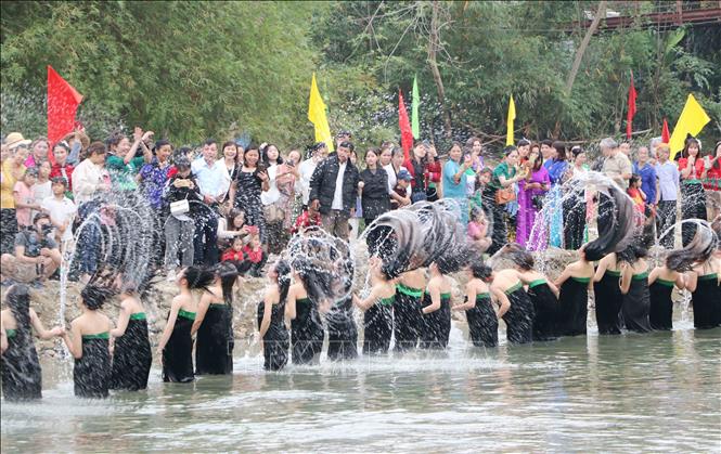 Phong Tho District's People's Committee recreats the traditional Ap Ho Chieng Festival (also known as the New Year Shampoo Festival) of the White Thai people in Khong Lao Commune. VNA Photo: Văn Oanh