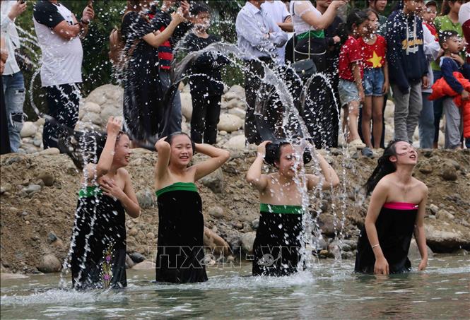 Phong Tho District's People's Committee recreats the traditional Ap Ho Chieng Festival (also known as the New Year Shampoo Festival) of the White Thai people in Khong Lao Commune. VNA Photo: Văn Oanh