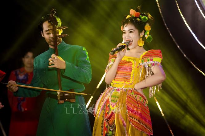 Ca sĩ Nguyễn Thị Ngọc Hà (dân tộc Mường) mạnh dạn thể nghiệm hát Xẩm trên nền nhạc hiện đại. Ảnh: Minh Đức - TTXVN