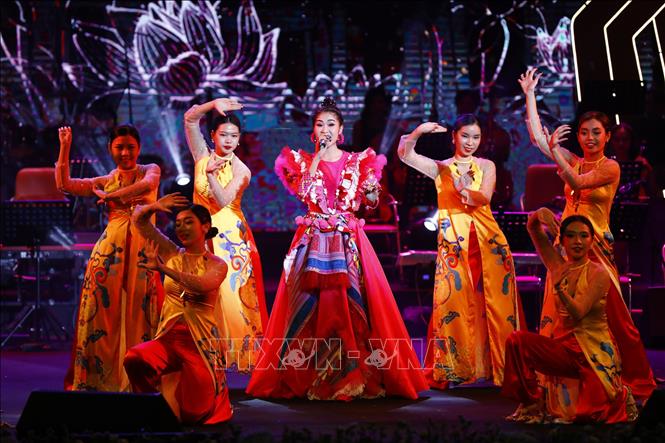 Ca sĩ Nguyễn Thị Ngọc Hà (dân tộc Mường) mạnh dạn thể nghiệm hát Xẩm trên nền nhạc hiện đại. Ảnh: Minh Đức - TTXVN