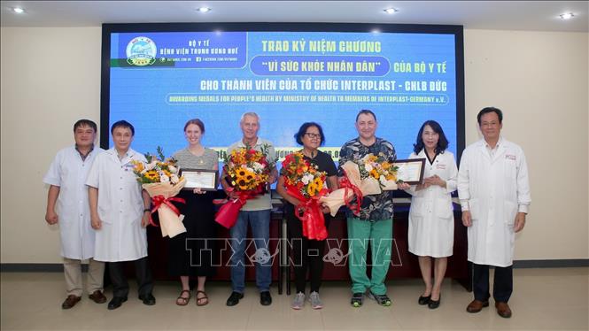 Trao kỷ niệm chương của Bộ Y tế cho 4 cá nhân thuộc Tổ chức Interplast (Cộng hòa Liên bang Đức). Ảnh: TTXVN phát