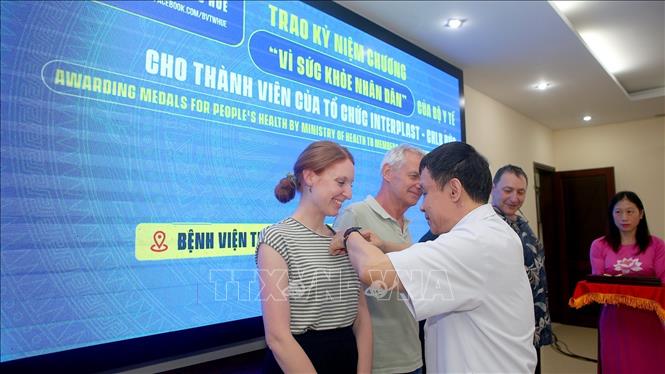 Thừa ủy quyền trao kỷ niệm chương cho các cá nhân thuộc Tổ chức Interplast (Cộng hòa Liên bang Đức). Ảnh: TTXVN phát