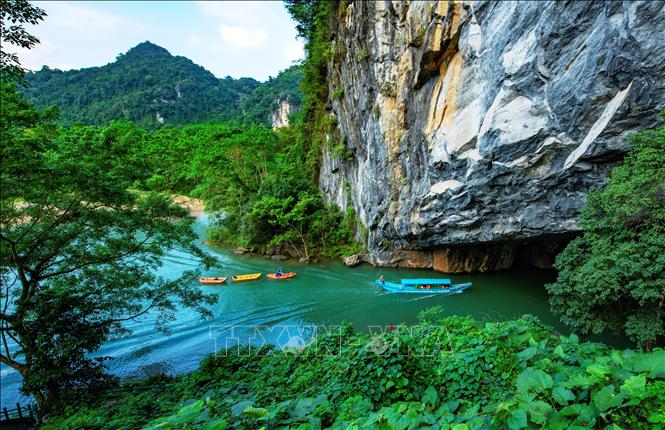 Cảnh vật bên ngoài cửa động Phong Nha đẹp như một bức tranh. Ảnh: TTXVN phát