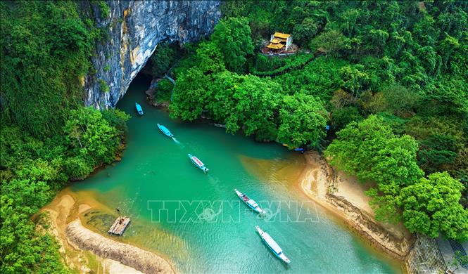 Những chiếc thuyền tại Bến thuyền Du lịch Phong Nha đưa du khách vào tham quan Động Phong Nha. Ảnh: TTXVN phát