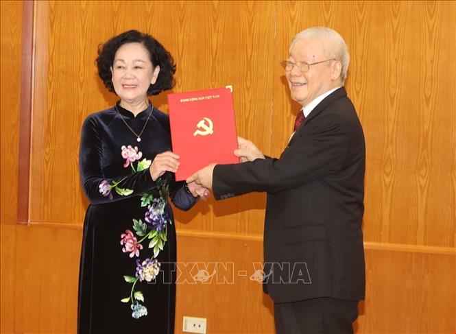 Party General Secretary Nguyen Phu Trong presents the Political Bureau’s decision to Truong Thi Mai. VNA Photo: Trí Dũng