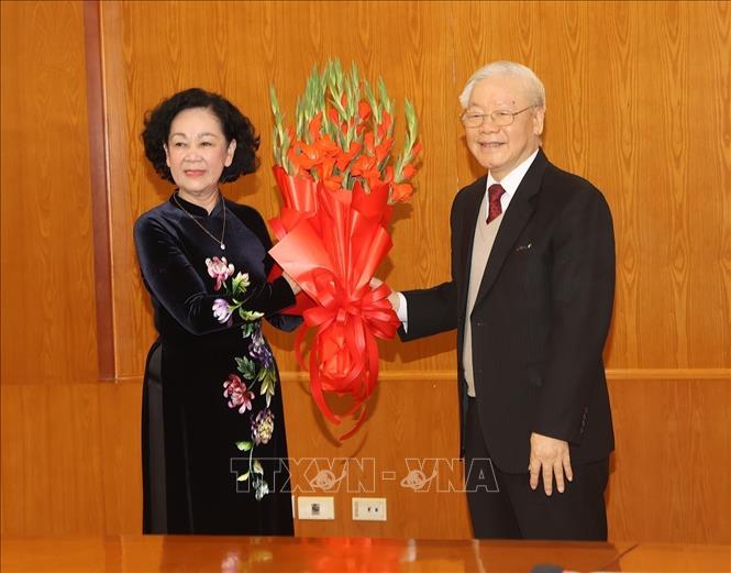 Party General Secretary Nguyen Phu Trong congratulates Truong Thi Mai. VNA Photo: Trí Dũng