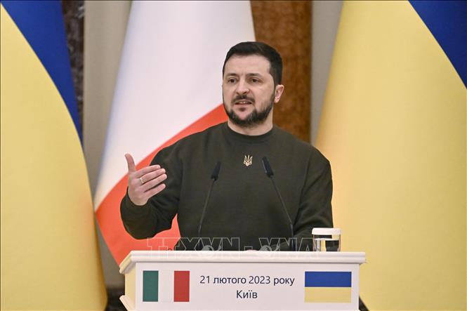 (Tư liệu) Tổng thống Ukraine Volodymyr Zelensky phát biểu tại cuộc họp báo ở Kiev. Ảnh: AFP/ TTXVN