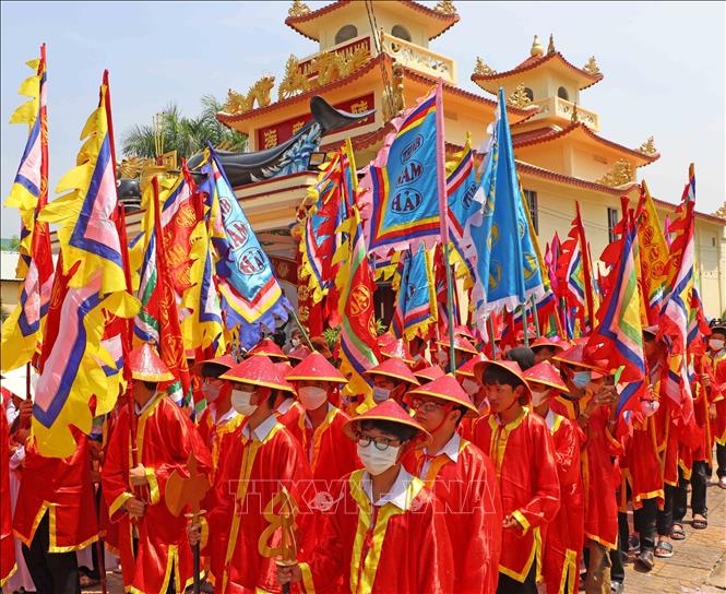 The event is typically celebrated in Song Doc town of Tran Van Thoi district in Ca Mau province between the 14th and the 16th days of the second lunar month. VNA Photo: Huỳnh Anh