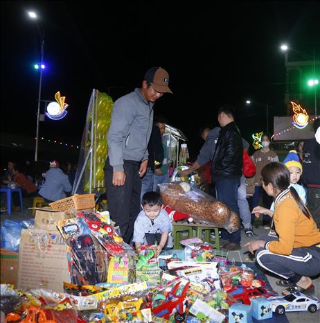 Trong ảnh: Khách chọn mua hàng tại chợ đêm Na Hang. Ảnh: Nam Sương - TTXVN