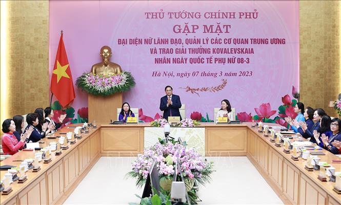 Thủ tướng Phạm Minh Chính gặp mặt đại diện nữ lãnh đạo, quản lý và các nhà khoa học nữ. Ảnh: Dương Giang-TTXVN
