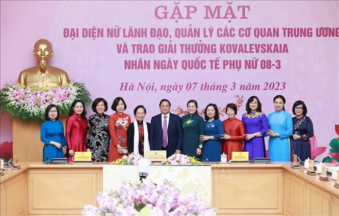 Thủ tướng Phạm Minh Chính với đại diện nữ lãnh đạo, quản lý và các nhà khoa học nữ. Ảnh: Dương Giang-TTXVN
