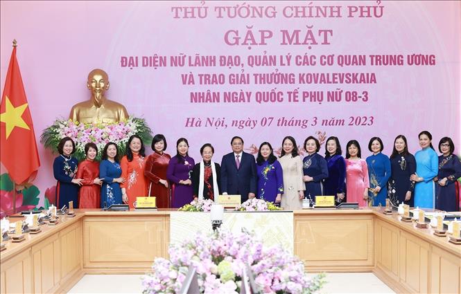 Thủ tướng Phạm Minh Chính với đại diện nữ lãnh đạo, quản lý và các nhà khoa học nữ. Ảnh: Dương Giang-TTXVN
