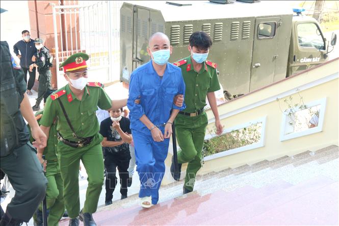 Trong ảnh: Bị cáo Phạm Văn Nam được dẫn giải đến tòa án.. Ảnh: Nguyễn Thanh – TTXVN  