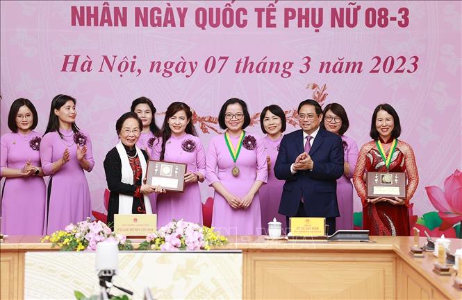 Thủ tướng Phạm Minh Chính và nguyên Phó Chủ tịch nước Nguyễn Thị Doan, Chủ tịch Hội đồng Giải thưởng Kovalevskaia Nguyễn Thị Doan trao Giải thưởng Kovalevskaia cho các nhà khoa học nữ thuộc tập thể Bộ môn Hoá Dược, Trường Đại học Dược Hà Nội. Ảnh: Dương Giang-TTXVN
