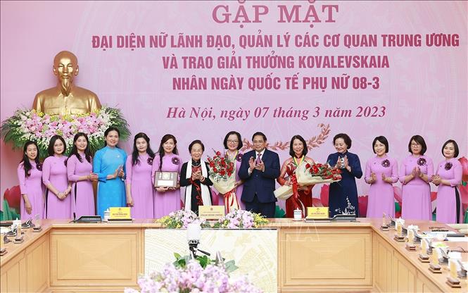 Thủ tướng Phạm Minh Chính và nguyên Phó Chủ tịch nước Nguyễn Thị Doan, Chủ tịch Hội đồng Giải thưởng Kovalevskaia trao Giải thưởng Kovalevskaia cho tập thể và cá nhân đoạt giải. Ảnh: Dương Giang-TTXVN

