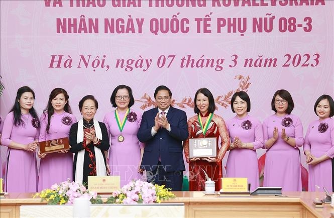 Thủ tướng Phạm Minh Chính và nguyên Phó Chủ tịch nước Nguyễn Thị Doan, Chủ tịch Hội đồng Giải thưởng Kovalevskaia trao Giải thưởng Kovalevskaia cho tập thể và cá nhân đoạt giải. Ảnh: Dương Giang-TTXVN
