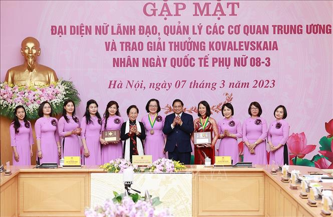Thủ tướng Phạm Minh Chính và nguyên Phó Chủ tịch nước Nguyễn Thị Doan, Chủ tịch Hội đồng Giải thưởng Kovalevskaia trao Giải thưởng Kovalevskaia cho tập thể và cá nhân đoạt giải. Ảnh: Dương Giang-TTXVN
