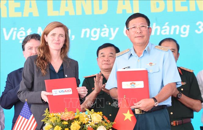 Trong ảnh: Bàn giao đất đã xử lý dioxin sân bay Biên Hòa. Ảnh: Công Phong - TTXVN