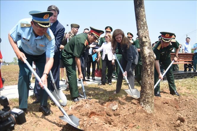 Trong ảnh: Trồng cây tại khu công viên do Bộ Quốc phòng Việt Nam và USAID hợp tác xây dựng. Ảnh: Công Phong - TTXVN